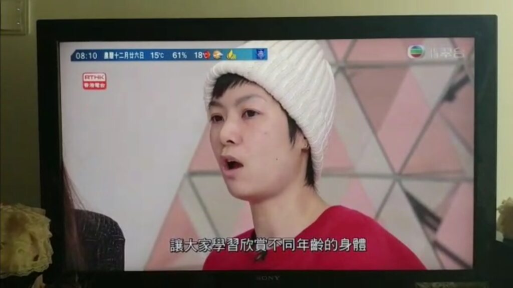 在這場訪談裡,小丁談的不是藝術技法,也不是人體模特兒的光鮮表面,而是更深一層的現實:面對家庭的眼光、社會的不理解,甚至是自己內心的掙扎。她分享模特兒的故事,也說自己的觀察,有些人選擇坦白,有些人選擇沉默;有人因為被看見而更認識自己,也有人在掙扎後選擇離開。