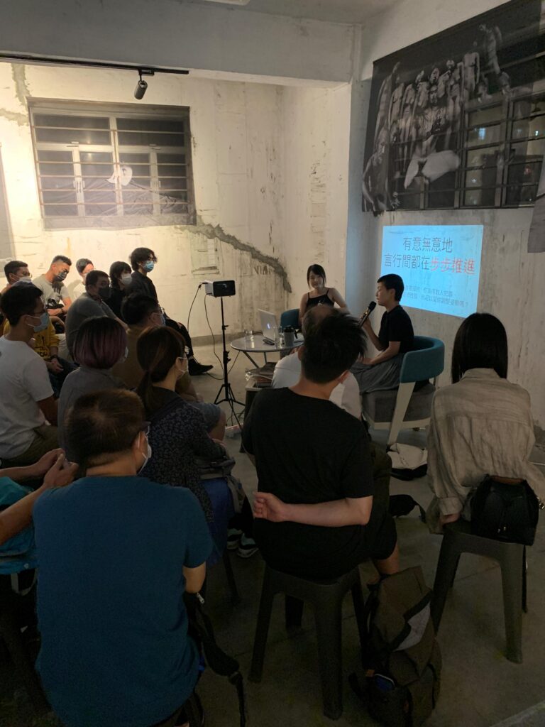 在這場訪談裡,小丁談的不是藝術技法,也不是人體模特兒的光鮮表面,而是更深一層的現實:面對家庭的眼光、社會的不理解,甚至是自己內心的掙扎。她分享模特兒的故事,也說自己的觀察,有些人選擇坦白,有些人選擇沉默;有人因為被看見而更認識自己,也有人在掙扎後選擇離開。