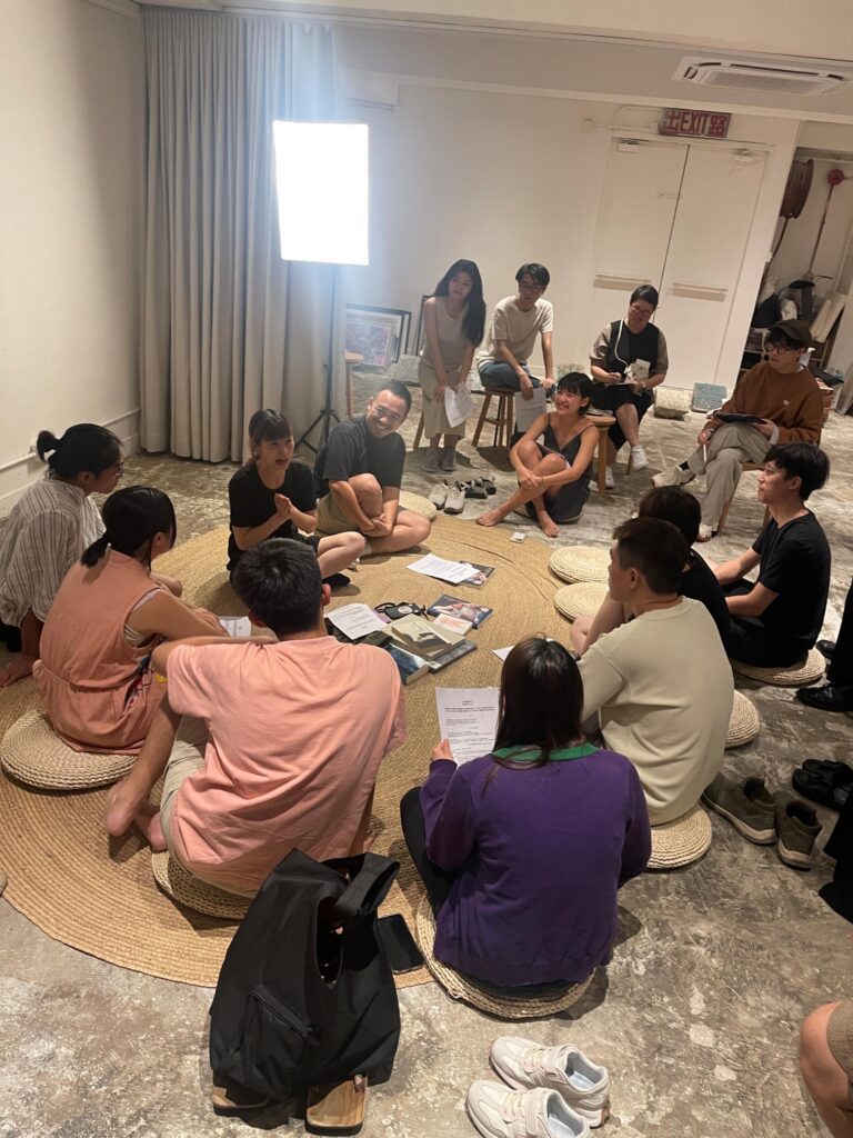 在這場訪談裡,小丁談的不是藝術技法,也不是人體模特兒的光鮮表面,而是更深一層的現實:面對家庭的眼光、社會的不理解,甚至是自己內心的掙扎。她分享模特兒的故事,也說自己的觀察,有些人選擇坦白,有些人選擇沉默;有人因為被看見而更認識自己,也有人在掙扎後選擇離開。