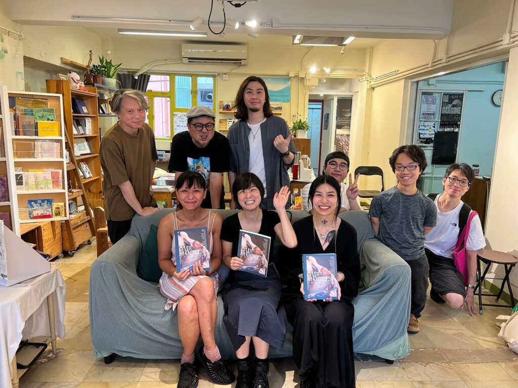 人體模特兒,對許多人來說,也許是一個陌生甚至敏感的詞語。但對香港體模社負責人小丁而言,這是她十多年來深耕不輟的信念與實踐。在2016年創立「香港體模社」後,小丁用一個又一個展覽、工作坊和訪談,去打破社會對裸體的誤解,也讓更多人重新認識「身體」的無限可能。