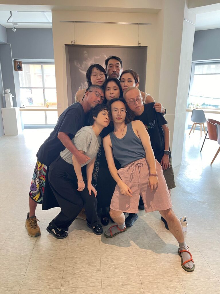 在這場訪談裡,小丁談的不是藝術技法,也不是人體模特兒的光鮮表面,而是更深一層的現實:面對家庭的眼光、社會的不理解,甚至是自己內心的掙扎。她分享模特兒的故事,也說自己的觀察,有些人選擇坦白,有些人選擇沉默;有人因為被看見而更認識自己,也有人在掙扎後選擇離開。