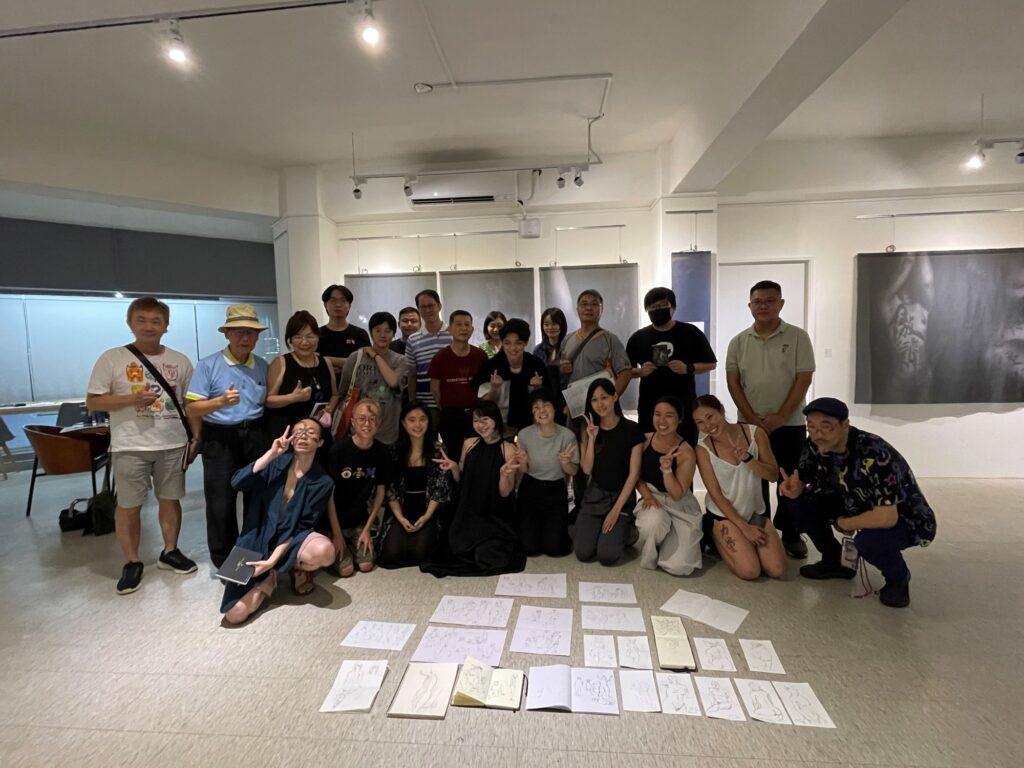 人體模特兒,對許多人來說,也許是一個陌生甚至敏感的詞語。但對香港體模社負責人小丁而言,這是她十多年來深耕不輟的信念與實踐。在2016年創立「香港體模社」後,小丁用一個又一個展覽、工作坊和訪談,去打破社會對裸體的誤解,也讓更多人重新認識「身體」的無限可能。