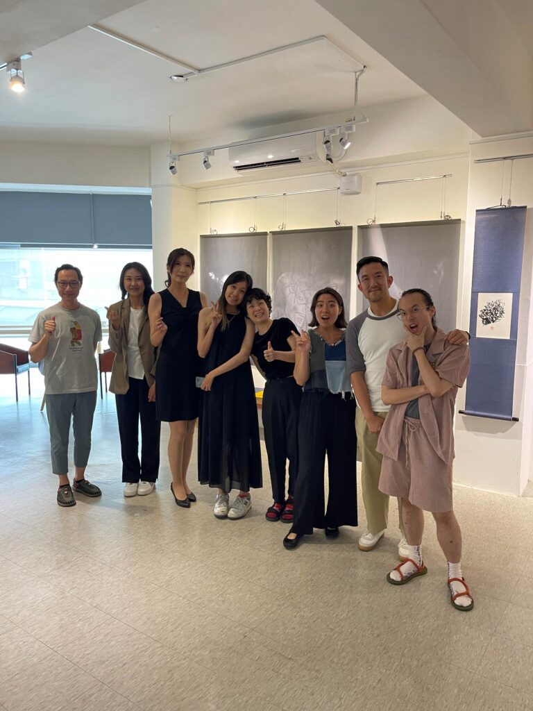 在這場訪談裡,小丁談的不是藝術技法,也不是人體模特兒的光鮮表面,而是更深一層的現實:面對家庭的眼光、社會的不理解,甚至是自己內心的掙扎。她分享模特兒的故事,也說自己的觀察,有些人選擇坦白,有些人選擇沉默;有人因為被看見而更認識自己,也有人在掙扎後選擇離開。