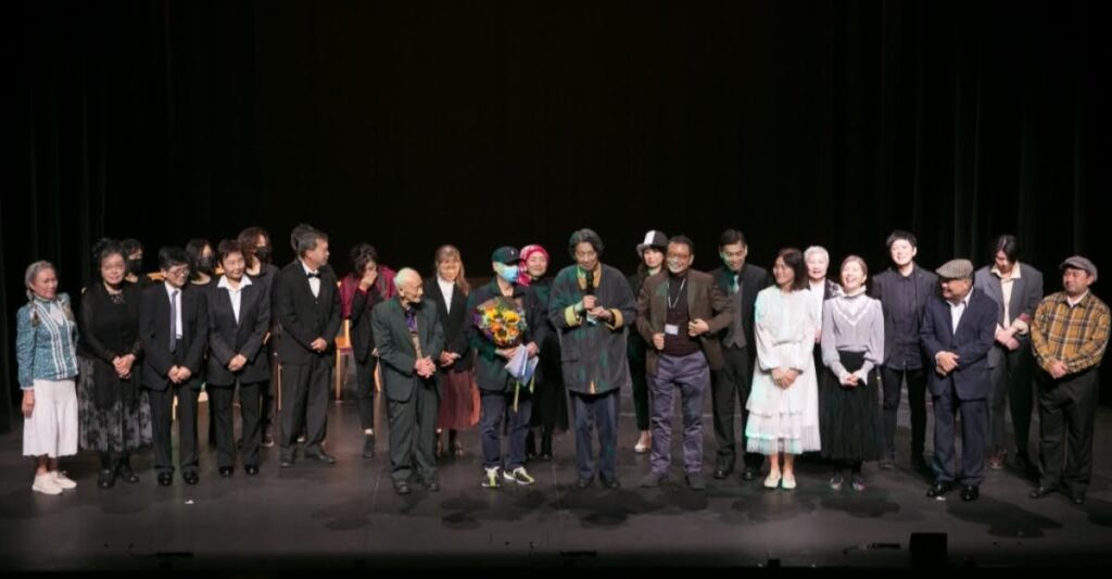 在香港的藝文圈，有一位不常站在幕前，卻深深影響著幾代舞台工作者的人物——梁日田導演。他從小就對舞台充滿熱情，無論是演出、燈光設計，還是社區戲劇推廣，他都親力親為，一直到今天。他的人生不只是為自己圓夢，更是默默推動著本地文化、戲劇教育和傳統藝術的延續。