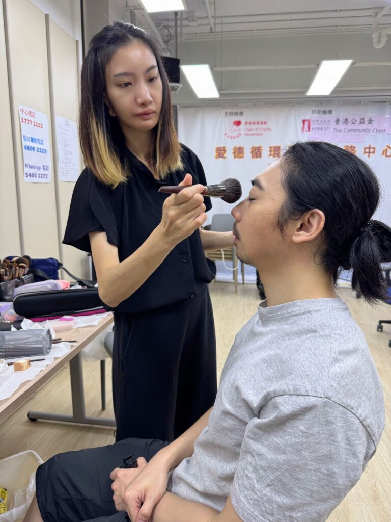在後台,她專注而穩定地為演出者描繪眉眼;在安老院,她細心地照顧長者的需要;在人生旅途中,她一步一步地,用自己的節奏走出屬於自己的光亮之路。她就是小紅,一位來自共融化妝隊的成員,一位失聰但不失聲音的勇者。小紅是共融化妝隊的一員。這個由香港共融發展協會主導、由專業化妝師阿花帶領的團隊,致力於讓不同能力的人士學習化妝,發揮所長。對小紅來說,化妝不只是技巧,更是一種自我認同與價值感的延伸——是她與世界重新建立連結的橋樑。