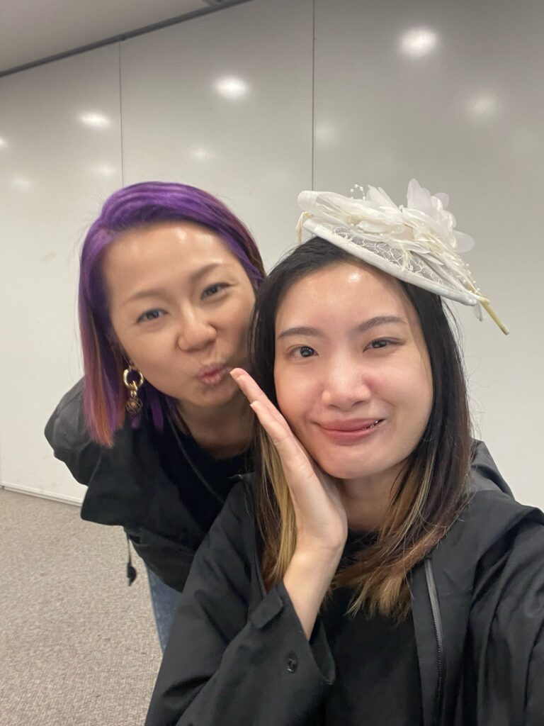 在後台,她專注而穩定地為演出者描繪眉眼;在安老院,她細心地照顧長者的需要;在人生旅途中,她一步一步地,用自己的節奏走出屬於自己的光亮之路。她就是小紅,一位來自共融化妝隊的成員,一位失聰但不失聲音的勇者。小紅是共融化妝隊的一員。這個由香港共融發展協會主導、由專業化妝師阿花帶領的團隊,致力於讓不同能力的人士學習化妝,發揮所長。對小紅來說,化妝不只是技巧,更是一種自我認同與價值感的延伸——是她與世界重新建立連結的橋樑。