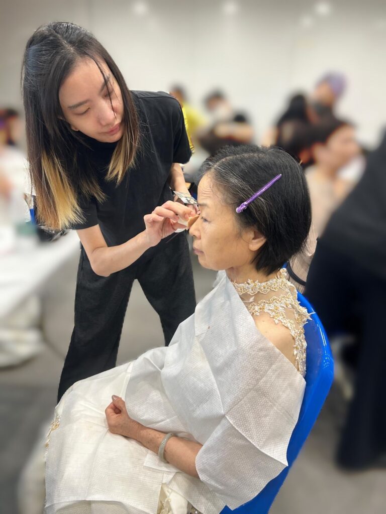 在後台,她專注而穩定地為演出者描繪眉眼;在安老院,她細心地照顧長者的需要;在人生旅途中,她一步一步地,用自己的節奏走出屬於自己的光亮之路。她就是小紅,一位來自共融化妝隊的成員,一位失聰但不失聲音的勇者。小紅是共融化妝隊的一員。這個由香港共融發展協會主導、由專業化妝師阿花帶領的團隊,致力於讓不同能力的人士學習化妝,發揮所長。對小紅來說,化妝不只是技巧,更是一種自我認同與價值感的延伸——是她與世界重新建立連結的橋樑。