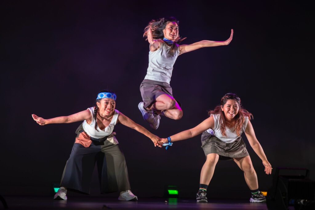 在後台,她專注而穩定地為演出者描繪眉眼;在安老院,她細心地照顧長者的需要;在人生旅途中,她一步一步地,用自己的節奏走出屬於自己的光亮之路。她就是小紅,一位來自共融化妝隊的成員,一位失聰但不失聲音的勇者。小紅是共融化妝隊的一員。這個由香港共融發展協會主導、由專業化妝師阿花帶領的團隊,致力於讓不同能力的人士學習化妝,發揮所長。對小紅來說,化妝不只是技巧,更是一種自我認同與價值感的延伸——是她與世界重新建立連結的橋樑。