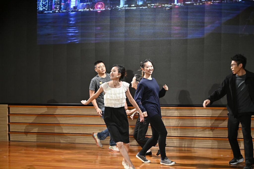 在後台,她專注而穩定地為演出者描繪眉眼;在安老院,她細心地照顧長者的需要;在人生旅途中,她一步一步地,用自己的節奏走出屬於自己的光亮之路。她就是小紅,一位來自共融化妝隊的成員,一位失聰但不失聲音的勇者。小紅是共融化妝隊的一員。這個由香港共融發展協會主導、由專業化妝師阿花帶領的團隊,致力於讓不同能力的人士學習化妝,發揮所長。對小紅來說,化妝不只是技巧,更是一種自我認同與價值感的延伸——是她與世界重新建立連結的橋樑。