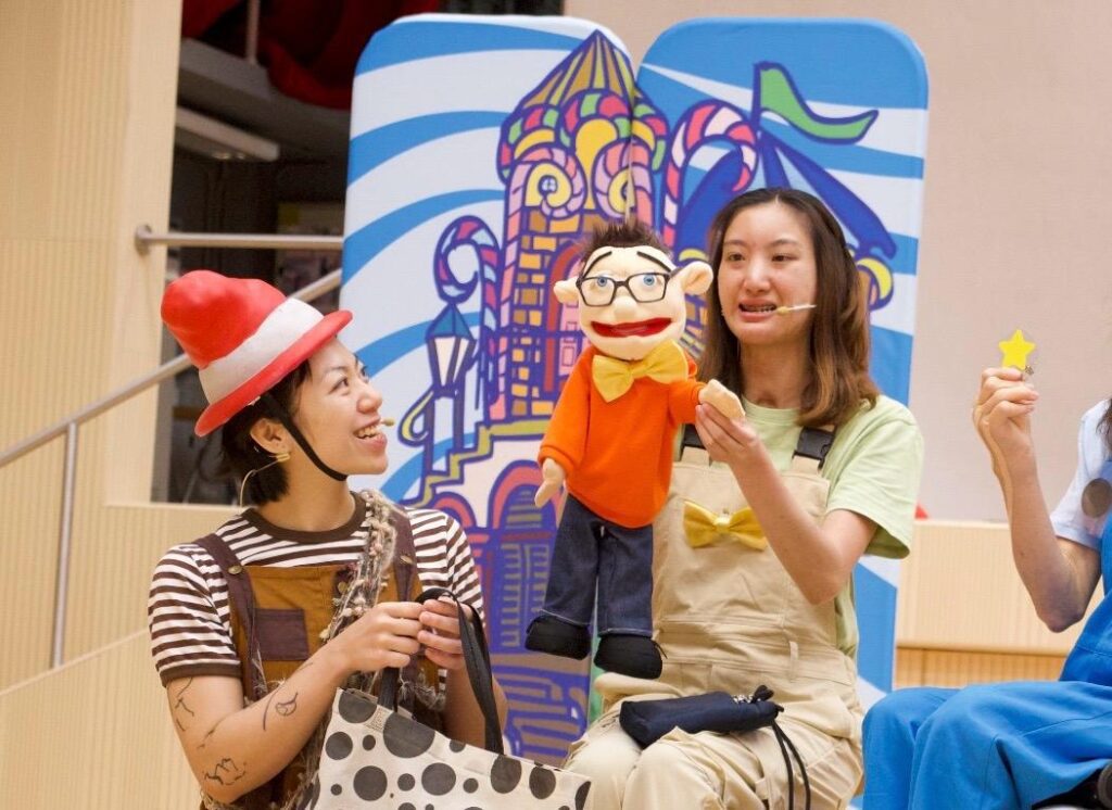 在後台,她專注而穩定地為演出者描繪眉眼;在安老院,她細心地照顧長者的需要;在人生旅途中,她一步一步地,用自己的節奏走出屬於自己的光亮之路。她就是小紅,一位來自共融化妝隊的成員,一位失聰但不失聲音的勇者。小紅是共融化妝隊的一員。這個由香港共融發展協會主導、由專業化妝師阿花帶領的團隊,致力於讓不同能力的人士學習化妝,發揮所長。對小紅來說,化妝不只是技巧,更是一種自我認同與價值感的延伸——是她與世界重新建立連結的橋樑。