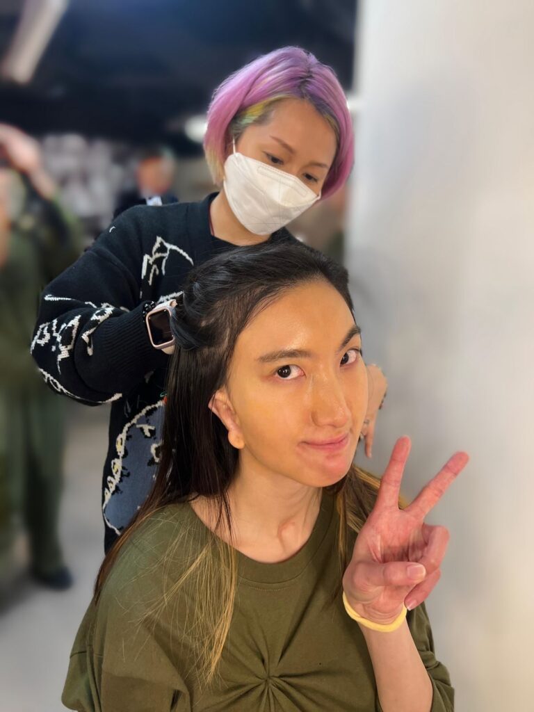 在後台,她專注而穩定地為演出者描繪眉眼;在安老院,她細心地照顧長者的需要;在人生旅途中,她一步一步地,用自己的節奏走出屬於自己的光亮之路。她就是小紅,一位來自共融化妝隊的成員,一位失聰但不失聲音的勇者。小紅是共融化妝隊的一員。這個由香港共融發展協會主導、由專業化妝師阿花帶領的團隊,致力於讓不同能力的人士學習化妝,發揮所長。對小紅來說,化妝不只是技巧,更是一種自我認同與價值感的延伸——是她與世界重新建立連結的橋樑。