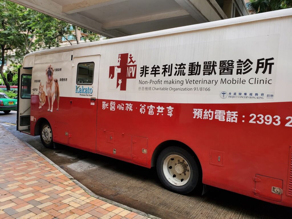 他曾因救不了自家心愛的貓咪而深深自責，那份無力感讓他走上了成為獸醫的路。從一個懷抱熱誠卻缺乏實戰經驗的年輕人，到如今在前線堅守多年的獸醫，丁勵民醫生的故事，不只是關於醫療，更是關於堅持、學習與對生命的敬重。在這個節奏急促、醫療資源有限的城市，他選擇走進社區、走近基層，成為許多毛孩與主人心中的溫柔守護者。