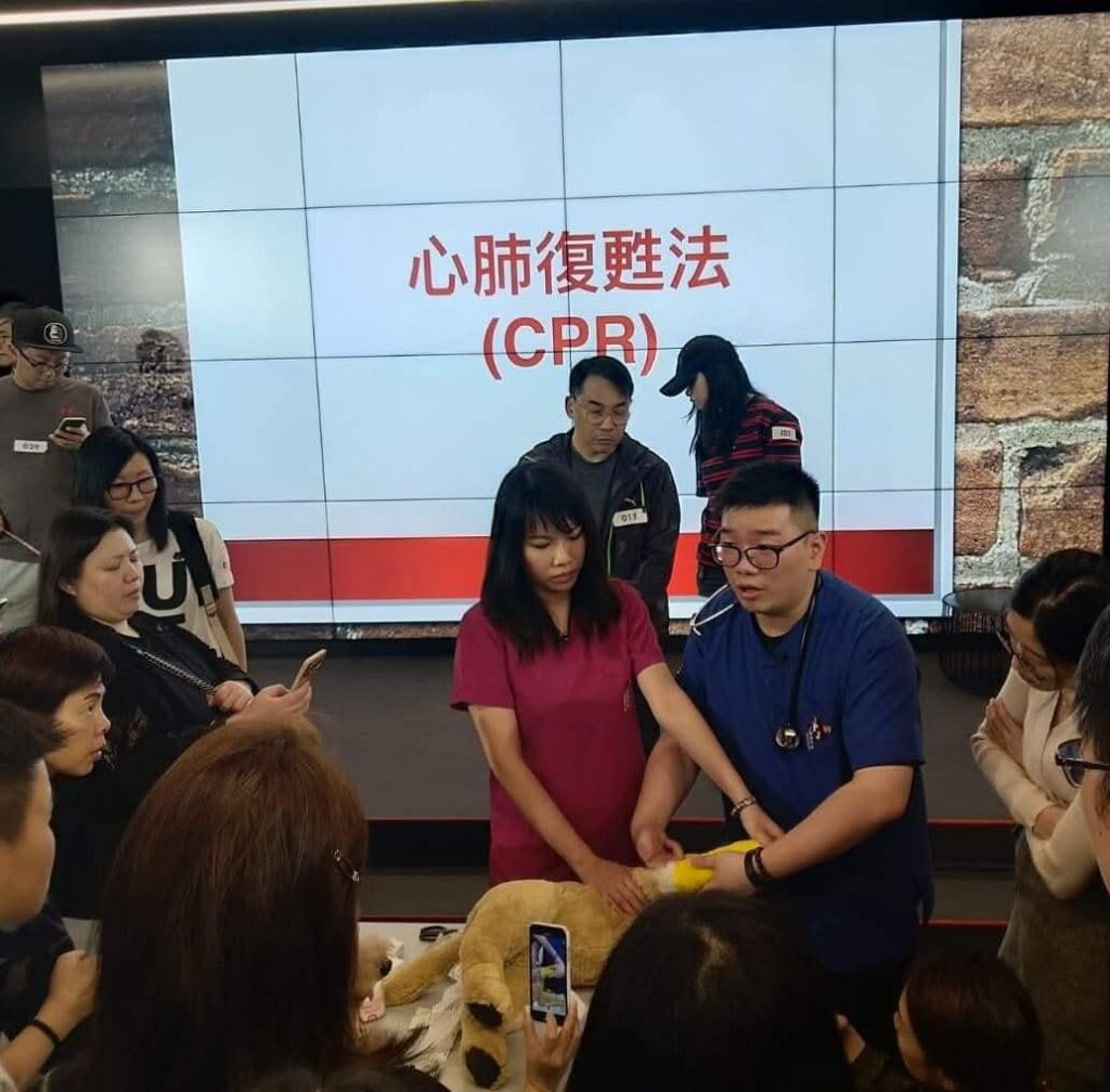 他曾因救不了自家心愛的貓咪而深深自責，那份無力感讓他走上了成為獸醫的路。從一個懷抱熱誠卻缺乏實戰經驗的年輕人，到如今在前線堅守多年的獸醫，丁勵民醫生的故事，不只是關於醫療，更是關於堅持、學習與對生命的敬重。在這個節奏急促、醫療資源有限的城市，他選擇走進社區、走近基層，成為許多毛孩與主人心中的溫柔守護者。