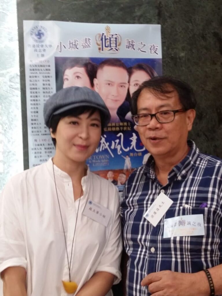 在燈火通明的舞台背後，有一位導演默默耕耘多年，不為掌聲，只為讓每個人都找到屬於自己的聲音。他是梁日田，一位將戲劇視為生命教育工具的資深導演。在香港這座節奏急促的城市中，他選擇放慢腳步，走入社區，走近長者與青少年，用戲劇連結彼此的故事情感，讓人重新看見生活的厚度與溫度。