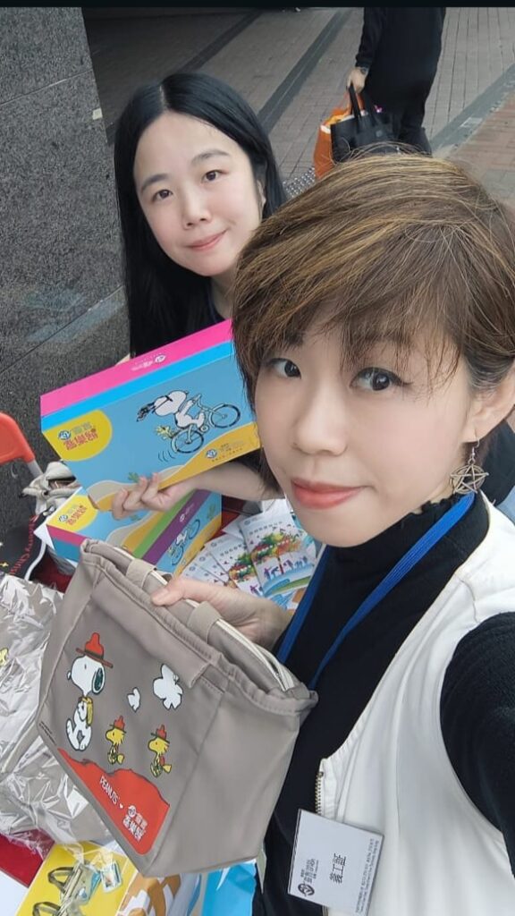 Effort Plus 與 同悅 一同走進社區,參與了一場充滿意義的義賣活動,為 基督教靈實協會 籌募善款,支援其多項長者及復康服務。活動於葵芳新都會廣場舉行,在人來人往之間,我們與市民一同見證了關愛的流動與傳遞。