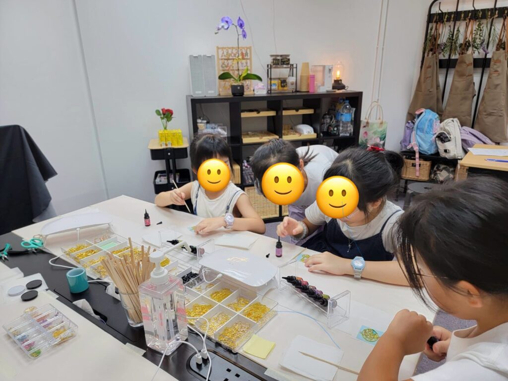 在香港教育界深耕三十多年，剛卸下幼稚園校長職務的陳偉珍，如今轉身走進社區、走入家庭，繼續發揮她對教育的熱忱。許多人或許以為退休意味著放下，但對陳校長而言，離開學校並不是結束，而是另一場有意義的開始。她以行動證明：教育不只是一份職業，而是一種生命的延續──一種影響別人、啟發未來的方式。