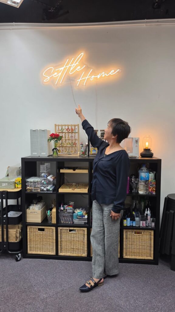 在香港教育界深耕三十多年，剛卸下幼稚園校長職務的陳偉珍，如今轉身走進社區、走入家庭，繼續發揮她對教育的熱忱。許多人或許以為退休意味著放下，但對陳校長而言，離開學校並不是結束，而是另一場有意義的開始。她以行動證明：教育不只是一份職業，而是一種生命的延續──一種影響別人、啟發未來的方式。