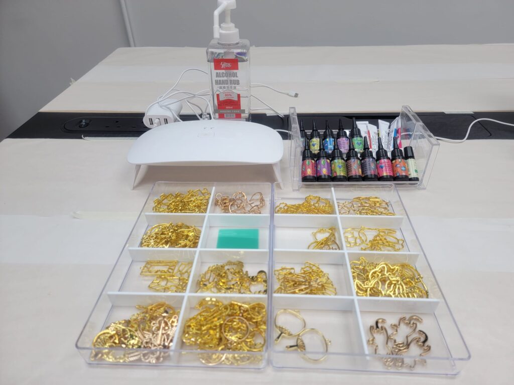 在香港教育界深耕三十多年，剛卸下幼稚園校長職務的陳偉珍，如今轉身走進社區、走入家庭，繼續發揮她對教育的熱忱。許多人或許以為退休意味著放下，但對陳校長而言，離開學校並不是結束，而是另一場有意義的開始。她以行動證明：教育不只是一份職業，而是一種生命的延續──一種影響別人、啟發未來的方式。