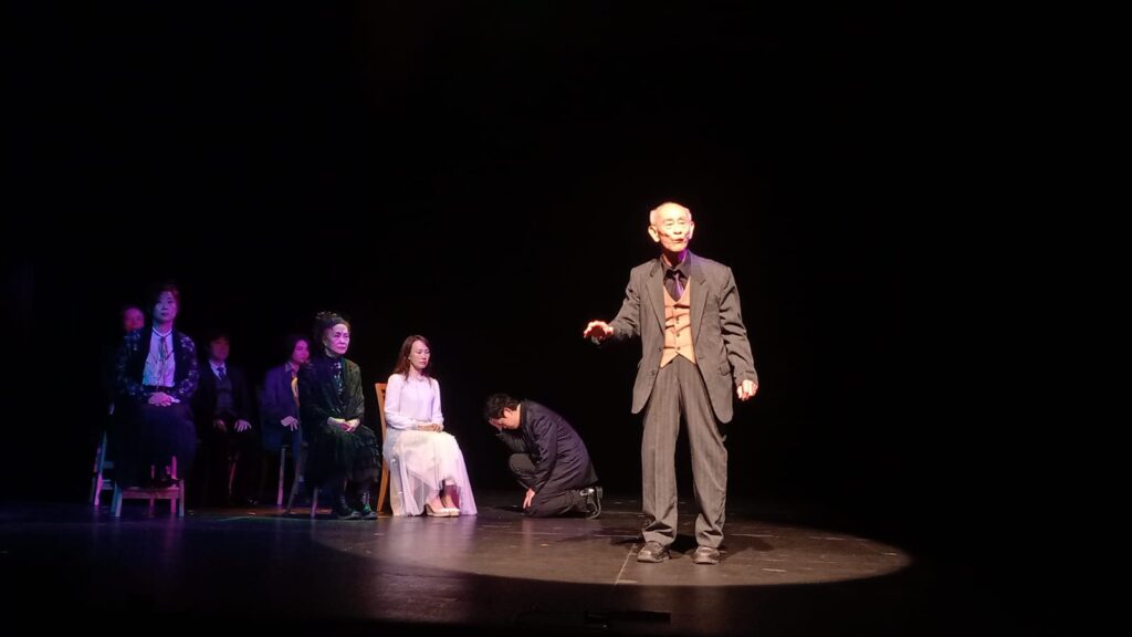 在燈火通明的舞台背後，有一位導演默默耕耘多年，不為掌聲，只為讓每個人都找到屬於自己的聲音。他是梁日田，一位將戲劇視為生命教育工具的資深導演。在香港這座節奏急促的城市中，他選擇放慢腳步，走入社區，走近長者與青少年，用戲劇連結彼此的故事情感，讓人重新看見生活的厚度與溫度。