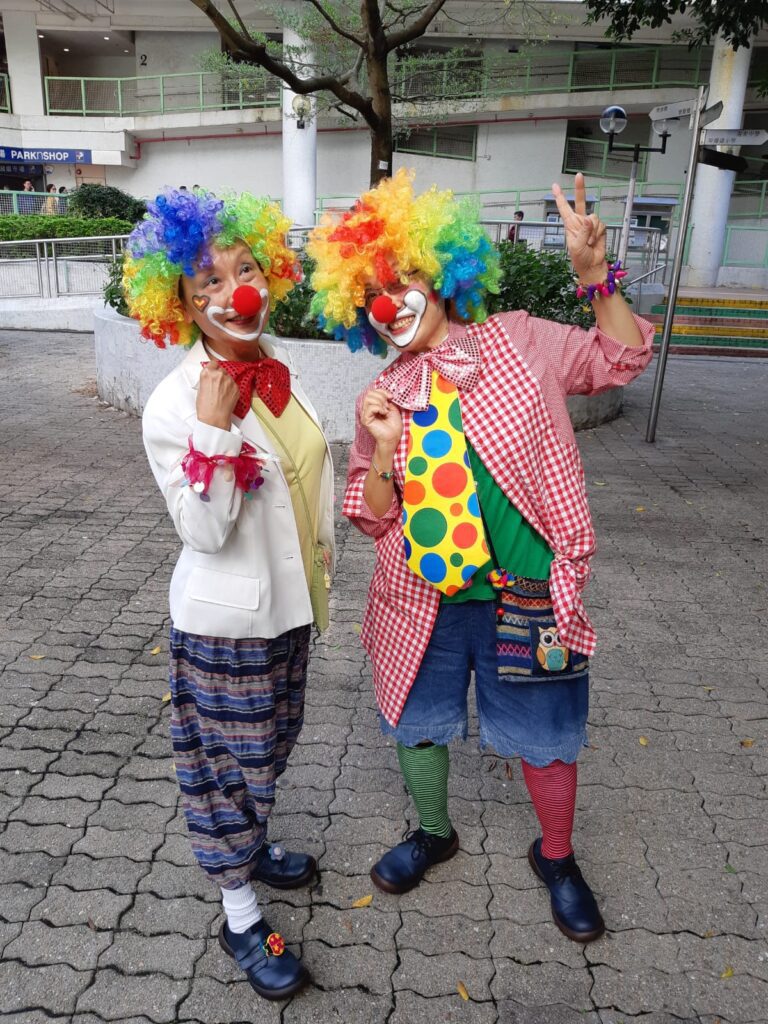 在燈火通明的舞台背後，有一位導演默默耕耘多年，不為掌聲，只為讓每個人都找到屬於自己的聲音。他是梁日田，一位將戲劇視為生命教育工具的資深導演。在香港這座節奏急促的城市中，他選擇放慢腳步，走入社區，走近長者與青少年，用戲劇連結彼此的故事情感，讓人重新看見生活的厚度與溫度。