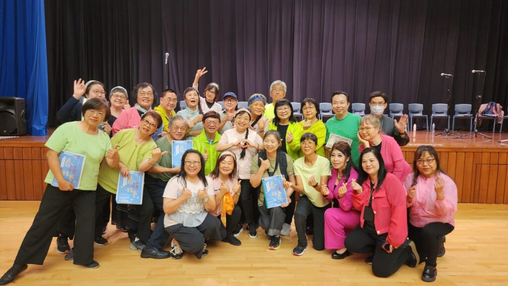 在燈火通明的舞台背後，有一位導演默默耕耘多年，不為掌聲，只為讓每個人都找到屬於自己的聲音。他是梁日田，一位將戲劇視為生命教育工具的資深導演。在香港這座節奏急促的城市中，他選擇放慢腳步，走入社區，走近長者與青少年，用戲劇連結彼此的故事情感，讓人重新看見生活的厚度與溫度。