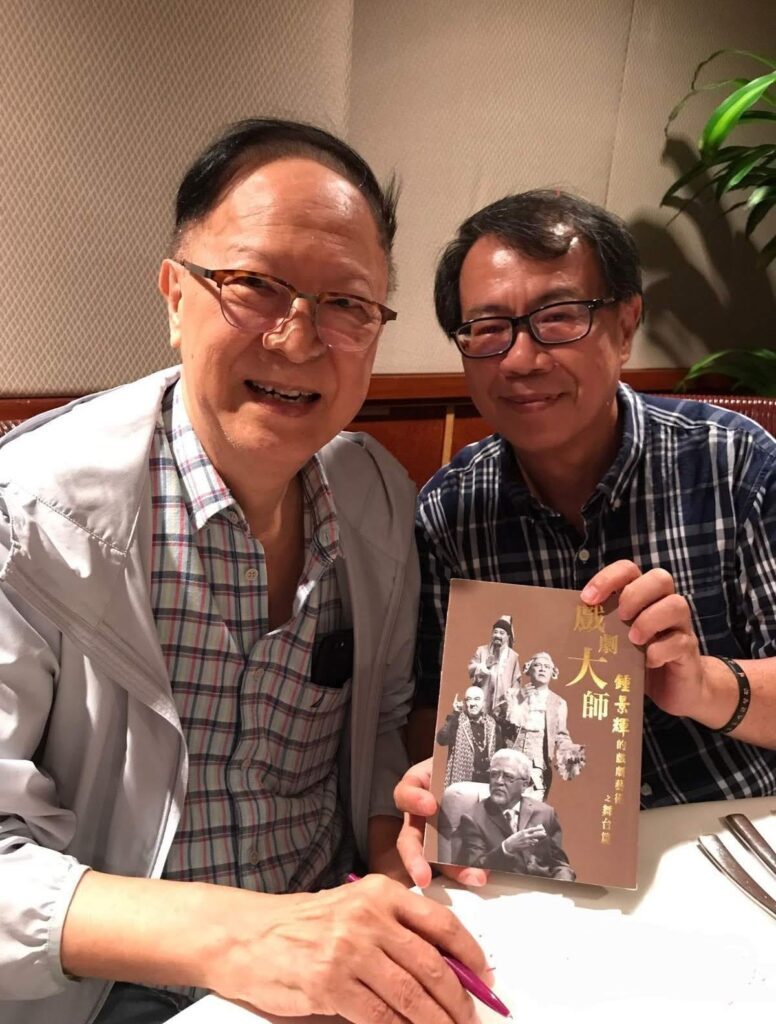 在燈火通明的舞台背後，有一位導演默默耕耘多年，不為掌聲，只為讓每個人都找到屬於自己的聲音。他是梁日田，一位將戲劇視為生命教育工具的資深導演。在香港這座節奏急促的城市中，他選擇放慢腳步，走入社區，走近長者與青少年，用戲劇連結彼此的故事情感，讓人重新看見生活的厚度與溫度。