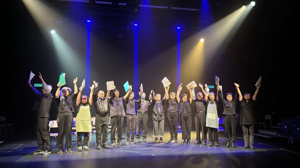 在燈火通明的舞台背後，有一位導演默默耕耘多年，不為掌聲，只為讓每個人都找到屬於自己的聲音。他是梁日田，一位將戲劇視為生命教育工具的資深導演。在香港這座節奏急促的城市中，他選擇放慢腳步，走入社區，走近長者與青少年，用戲劇連結彼此的故事情感，讓人重新看見生活的厚度與溫度。