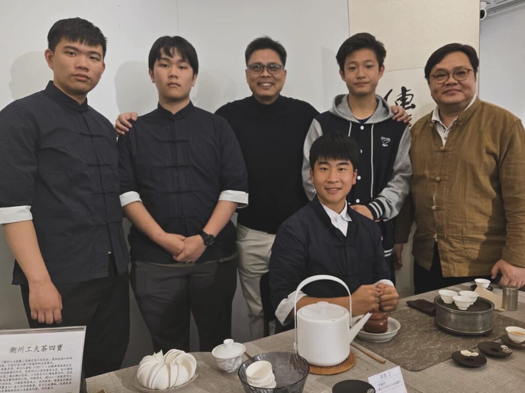 在眾多中學生還在為考試奔波、忙於補習的時候,有一位中學生卻選擇走進茶室,靜心泡一壺茶。他不是為了趕潮流,也不是為了拍照打卡,而是被茶背後的文化、哲學與寧靜力量深深吸引。他叫陳柏軒,一位理科生,卻在茶道中找到了專注、自律與心靈的平衡。這段看似與主流不同的選擇,不但改變了他對生活的態度,也讓他在成長路上多了一份內在的穩定與方向。這篇文章,將帶你走進他與茶相遇的故事,以及他在香港大益茶道教室的學習歷程,如何一步步把茶,變成生活中最珍貴的陪伴。