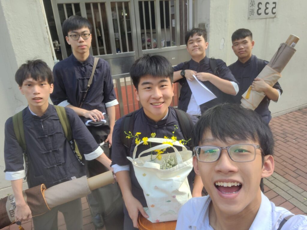 在眾多中學生還在為考試奔波、忙於補習的時候,有一位中學生卻選擇走進茶室,靜心泡一壺茶。他不是為了趕潮流,也不是為了拍照打卡,而是被茶背後的文化、哲學與寧靜力量深深吸引。他叫陳柏軒,一位理科生,卻在茶道中找到了專注、自律與心靈的平衡。這段看似與主流不同的選擇,不但改變了他對生活的態度,也讓他在成長路上多了一份內在的穩定與方向。這篇文章,將帶你走進他與茶相遇的故事,以及他在香港大益茶道教室的學習歷程,如何一步步把茶,變成生活中最珍貴的陪伴。