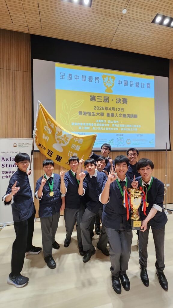 在眾多中學生還在為考試奔波、忙於補習的時候,有一位中學生卻選擇走進茶室,靜心泡一壺茶。他不是為了趕潮流,也不是為了拍照打卡,而是被茶背後的文化、哲學與寧靜力量深深吸引。他叫陳柏軒,一位理科生,卻在茶道中找到了專注、自律與心靈的平衡。這段看似與主流不同的選擇,不但改變了他對生活的態度,也讓他在成長路上多了一份內在的穩定與方向。這篇文章,將帶你走進他與茶相遇的故事,以及他在香港大益茶道教室的學習歷程,如何一步步把茶,變成生活中最珍貴的陪伴。