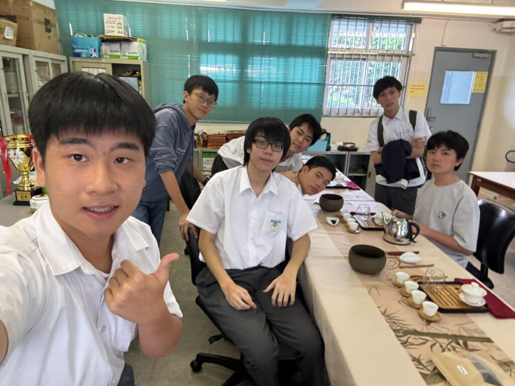 在眾多中學生還在為考試奔波、忙於補習的時候,有一位中學生卻選擇走進茶室,靜心泡一壺茶。他不是為了趕潮流,也不是為了拍照打卡,而是被茶背後的文化、哲學與寧靜力量深深吸引。他叫陳柏軒,一位理科生,卻在茶道中找到了專注、自律與心靈的平衡。這段看似與主流不同的選擇,不但改變了他對生活的態度,也讓他在成長路上多了一份內在的穩定與方向。這篇文章,將帶你走進他與茶相遇的故事,以及他在香港大益茶道教室的學習歷程,如何一步步把茶,變成生活中最珍貴的陪伴。