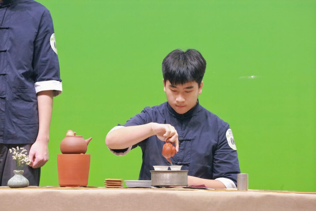 在眾多中學生還在為考試奔波、忙於補習的時候,有一位中學生卻選擇走進茶室,靜心泡一壺茶。他不是為了趕潮流,也不是為了拍照打卡,而是被茶背後的文化、哲學與寧靜力量深深吸引。他叫陳柏軒,一位理科生,卻在茶道中找到了專注、自律與心靈的平衡。這段看似與主流不同的選擇,不但改變了他對生活的態度,也讓他在成長路上多了一份內在的穩定與方向。這篇文章,將帶你走進他與茶相遇的故事,以及他在香港大益茶道教室的學習歷程,如何一步步把茶,變成生活中最珍貴的陪伴。