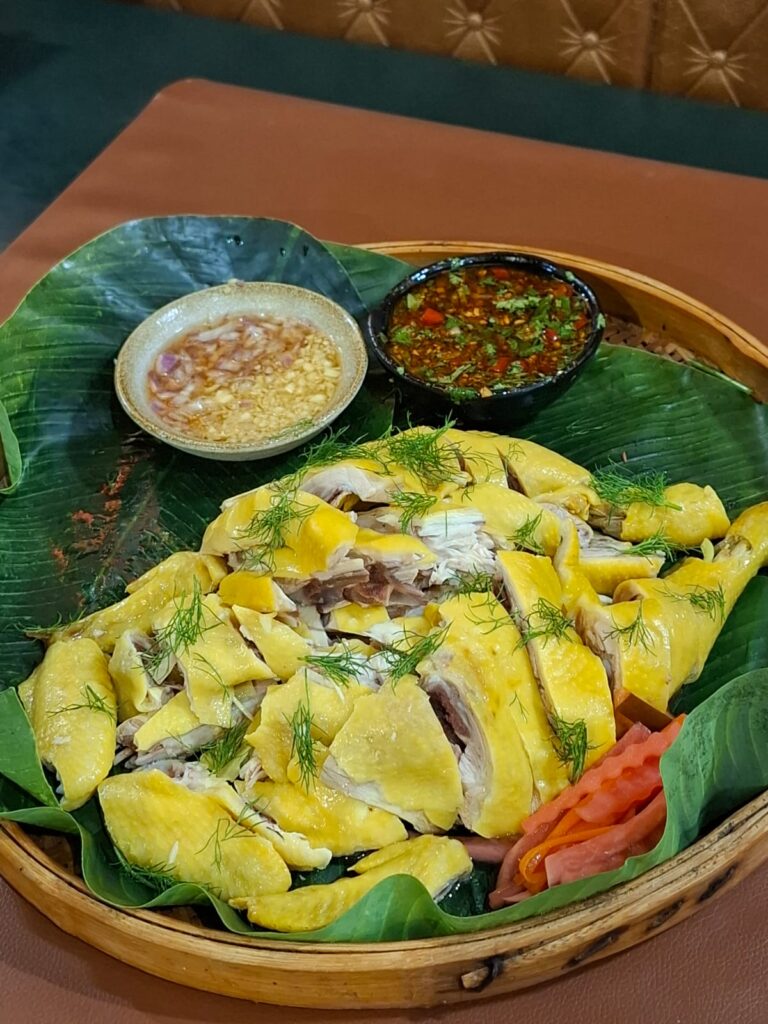 在中環這個高樓密集、節奏緊湊的城市核心，有一間藏身於商廈樓上的老撾餐廳。這裡沒有華麗的裝潢，也沒有鋪天蓋地的宣傳，卻有不少街坊與熟客，特地搭電梯上來，只為一嚐那份熟悉的味道，或參加一場充滿人情味的活動。這是 Barbara 用心經營的小天地。作為土生土長的香港人、第三代移民，她對這片土地有著深厚的情感。對她來說，餐廳不只是讓人吃飯的地方，更是一個社區據點、一個分享文化與故事的空間。透過她親手烹調的每一道菜、每一款甜品，她默默地把一份樸實卻深刻的心意，傳遞給每一位走進這裡的人。