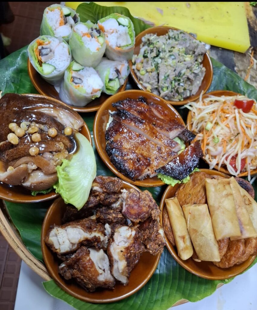 在中環這個高樓密集、節奏緊湊的城市核心，有一間藏身於商廈樓上的老撾餐廳。這裡沒有華麗的裝潢，也沒有鋪天蓋地的宣傳，卻有不少街坊與熟客，特地搭電梯上來，只為一嚐那份熟悉的味道，或參加一場充滿人情味的活動。這是 Barbara 用心經營的小天地。作為土生土長的香港人、第三代移民，她對這片土地有著深厚的情感。對她來說，餐廳不只是讓人吃飯的地方，更是一個社區據點、一個分享文化與故事的空間。透過她親手烹調的每一道菜、每一款甜品，她默默地把一份樸實卻深刻的心意，傳遞給每一位走進這裡的人。