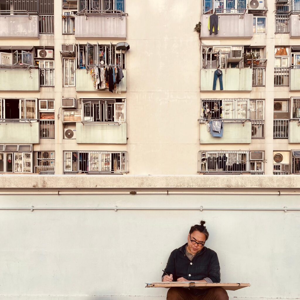 在香港這個節奏急促的城市裡,有人選擇加速,有人選擇停下來重新出發。趙君廉(Bon)就是後者。曾經是廣告界的中堅分子,歷經三十年商業世界的洗禮,他在人生的某個轉角,選擇放下既有的成功框架,走進文化與藝術的領域。如今,他在饒宗頤文化館擔任創意顧問,推動跨界合作與公共藝術平台,讓文化更貼近人群、貼近生活。他的故事,不只是個人轉變的縮影,也是對這座城市文化未來的一種提問與回應。