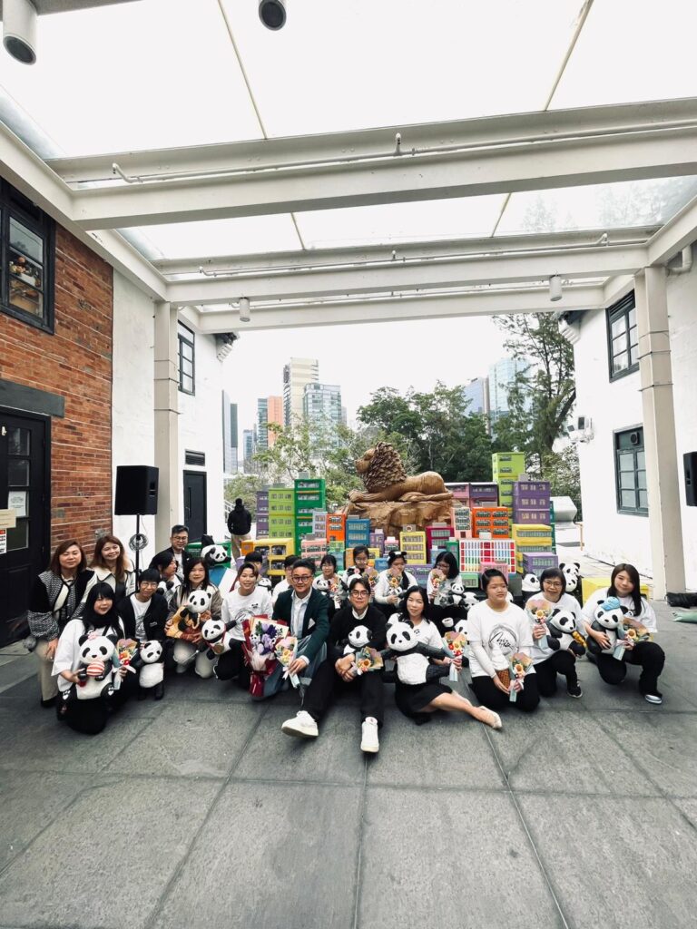 在香港這個節奏急促的城市裡,有人選擇加速,有人選擇停下來重新出發。趙君廉(Bon)就是後者。曾經是廣告界的中堅分子,歷經三十年商業世界的洗禮,他在人生的某個轉角,選擇放下既有的成功框架,走進文化與藝術的領域。如今,他在饒宗頤文化館擔任創意顧問,推動跨界合作與公共藝術平台,讓文化更貼近人群、貼近生活。他的故事,不只是個人轉變的縮影,也是對這座城市文化未來的一種提問與回應。