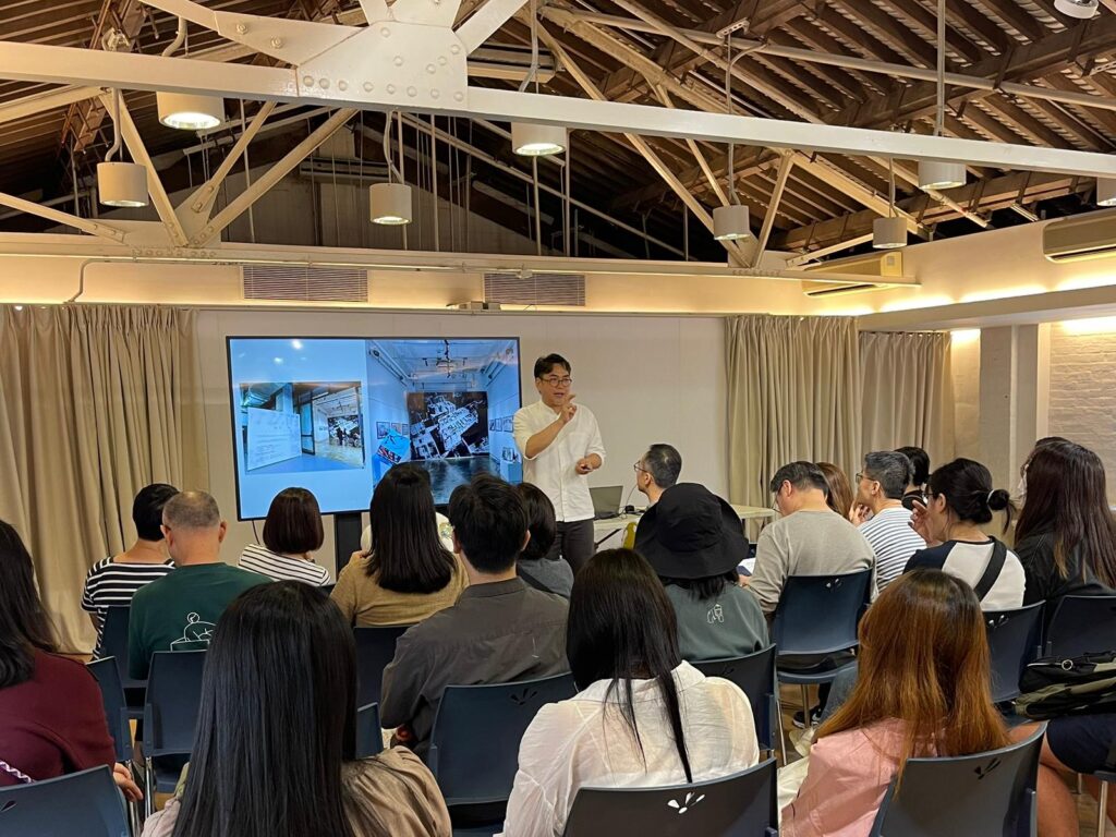 在香港這個節奏急促的城市裡,有人選擇加速,有人選擇停下來重新出發。趙君廉(Bon)就是後者。曾經是廣告界的中堅分子,歷經三十年商業世界的洗禮,他在人生的某個轉角,選擇放下既有的成功框架,走進文化與藝術的領域。如今,他在饒宗頤文化館擔任創意顧問,推動跨界合作與公共藝術平台,讓文化更貼近人群、貼近生活。他的故事,不只是個人轉變的縮影,也是對這座城市文化未來的一種提問與回應。