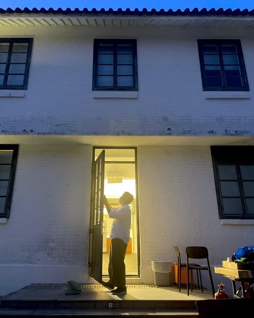 在香港這個節奏急促的城市裡,有人選擇加速,有人選擇停下來重新出發。趙君廉(Bon)就是後者。曾經是廣告界的中堅分子,歷經三十年商業世界的洗禮,他在人生的某個轉角,選擇放下既有的成功框架,走進文化與藝術的領域。如今,他在饒宗頤文化館擔任創意顧問,推動跨界合作與公共藝術平台,讓文化更貼近人群、貼近生活。他的故事,不只是個人轉變的縮影,也是對這座城市文化未來的一種提問與回應。