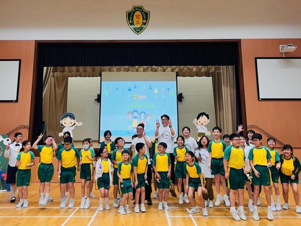 在香港這個節奏急促的城市裡,有人選擇加速,有人選擇停下來重新出發。趙君廉(Bon)就是後者。曾經是廣告界的中堅分子,歷經三十年商業世界的洗禮,他在人生的某個轉角,選擇放下既有的成功框架,走進文化與藝術的領域。如今,他在饒宗頤文化館擔任創意顧問,推動跨界合作與公共藝術平台,讓文化更貼近人群、貼近生活。他的故事,不只是個人轉變的縮影,也是對這座城市文化未來的一種提問與回應。