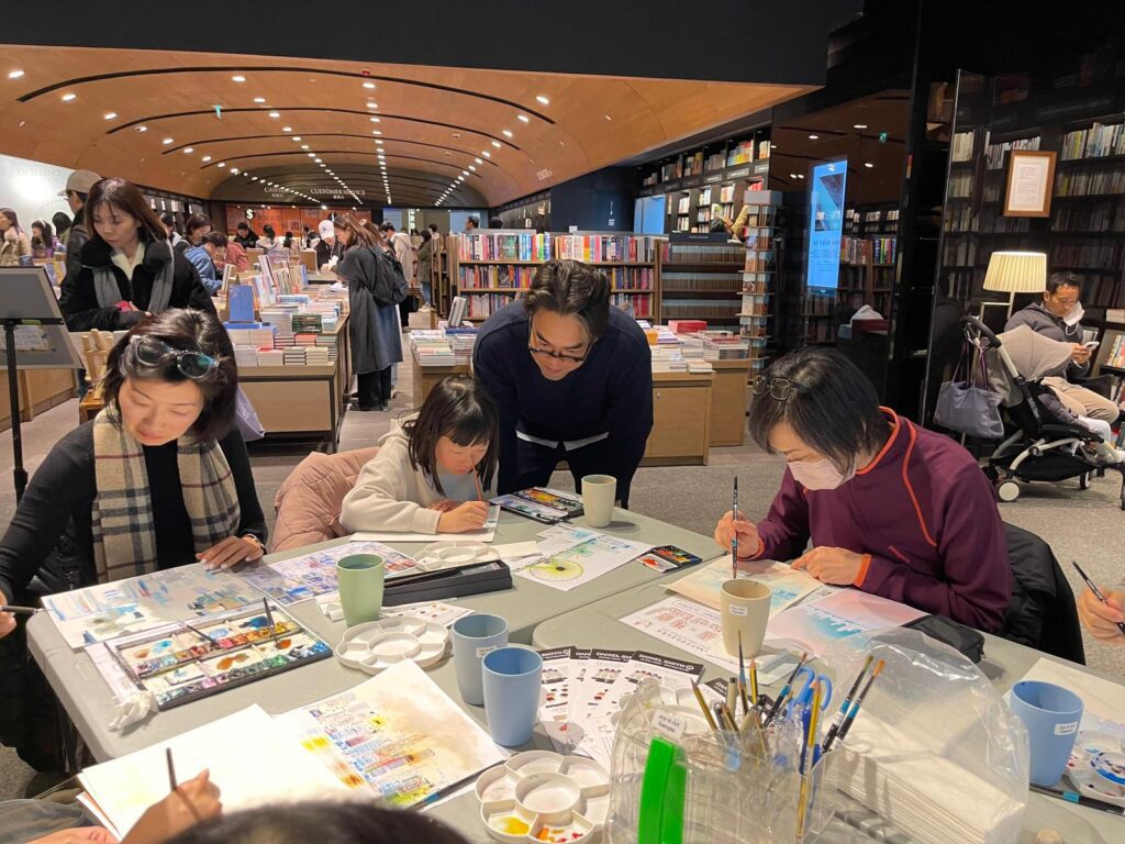 在香港這個節奏急促的城市裡,有人選擇加速,有人選擇停下來重新出發。趙君廉(Bon)就是後者。曾經是廣告界的中堅分子,歷經三十年商業世界的洗禮,他在人生的某個轉角,選擇放下既有的成功框架,走進文化與藝術的領域。如今,他在饒宗頤文化館擔任創意顧問,推動跨界合作與公共藝術平台,讓文化更貼近人群、貼近生活。他的故事,不只是個人轉變的縮影,也是對這座城市文化未來的一種提問與回應。