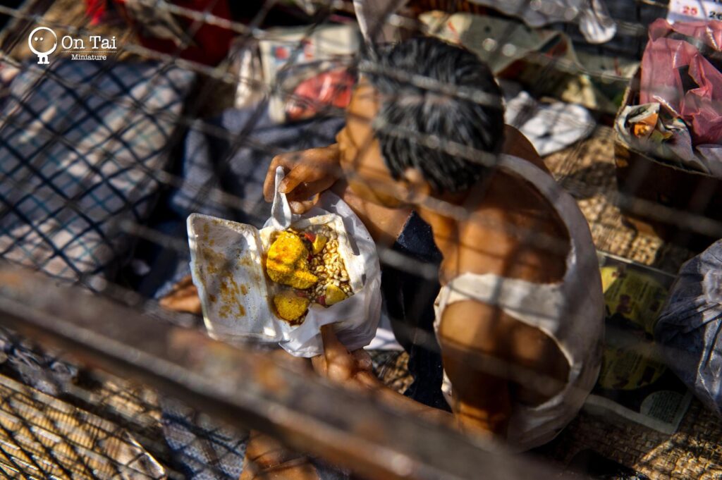 在這個日新月異的城市,當大多數人目光投向未來,有一位藝術家,選擇凝視過去。他用的是雙手、回憶,和一顆無比細膩的心。他是戴佑安(安泰),一位出生於香港、土生土長的藝術創作者,也是「微行動 Mini Movements」的發起人。他的作品沒有聲音,卻能說故事;沒有生命,卻能喚醒人心。