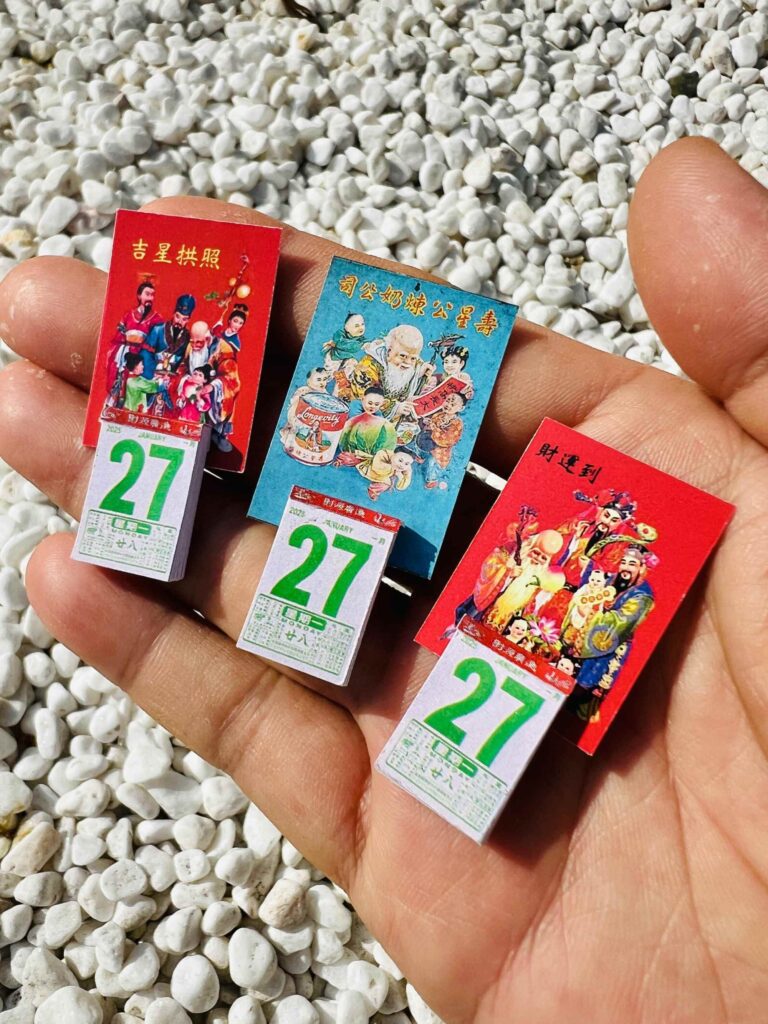 在這個日新月異的城市,當大多數人目光投向未來,有一位藝術家,選擇凝視過去。他用的是雙手、回憶,和一顆無比細膩的心。他是戴佑安(安泰),一位出生於香港、土生土長的藝術創作者,也是「微行動 Mini Movements」的發起人。他的作品沒有聲音,卻能說故事;沒有生命,卻能喚醒人心。