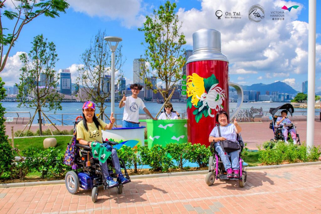 在這個日新月異的城市,當大多數人目光投向未來,有一位藝術家,選擇凝視過去。他用的是雙手、回憶,和一顆無比細膩的心。他是戴佑安(安泰),一位出生於香港、土生土長的藝術創作者,也是「微行動 Mini Movements」的發起人。他的作品沒有聲音,卻能說故事;沒有生命,卻能喚醒人心。