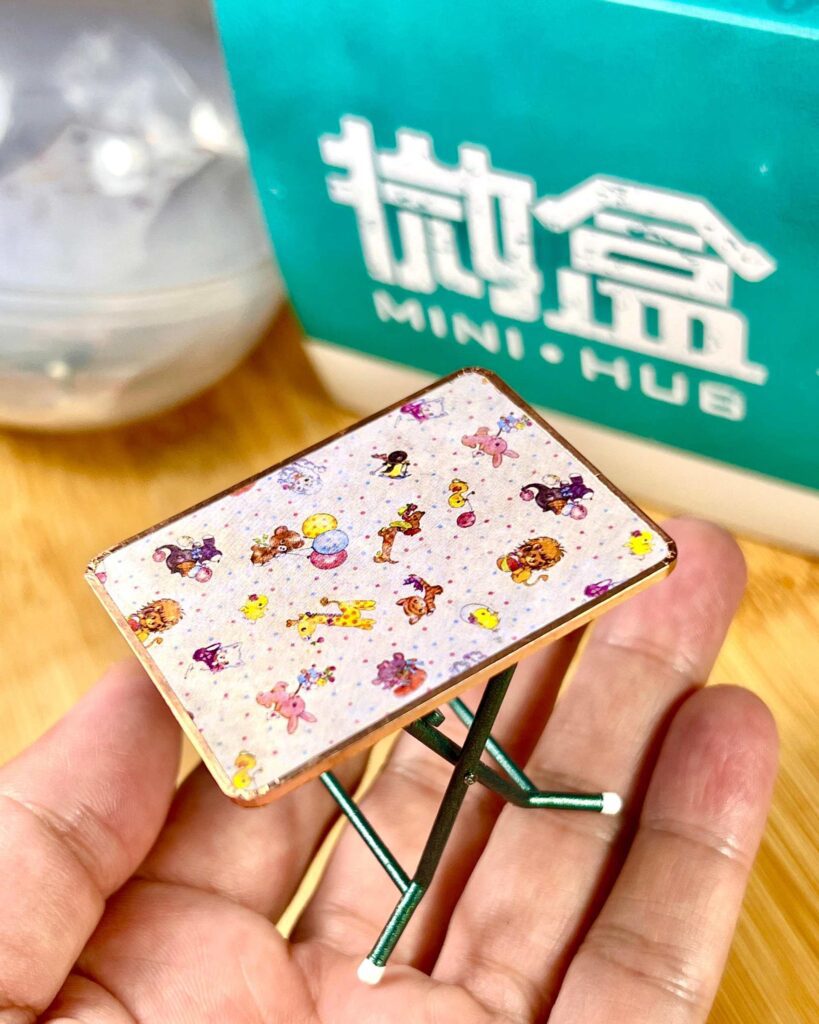 在這個日新月異的城市,當大多數人目光投向未來,有一位藝術家,選擇凝視過去。他用的是雙手、回憶,和一顆無比細膩的心。他是戴佑安(安泰),一位出生於香港、土生土長的藝術創作者,也是「微行動 Mini Movements」的發起人。他的作品沒有聲音,卻能說故事;沒有生命,卻能喚醒人心。