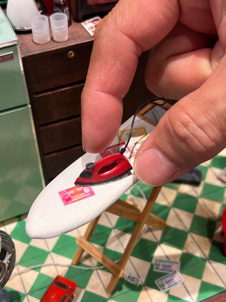 在這個日新月異的城市,當大多數人目光投向未來,有一位藝術家,選擇凝視過去。他用的是雙手、回憶,和一顆無比細膩的心。他是戴佑安(安泰),一位出生於香港、土生土長的藝術創作者,也是「微行動 Mini Movements」的發起人。他的作品沒有聲音,卻能說故事;沒有生命,卻能喚醒人心。