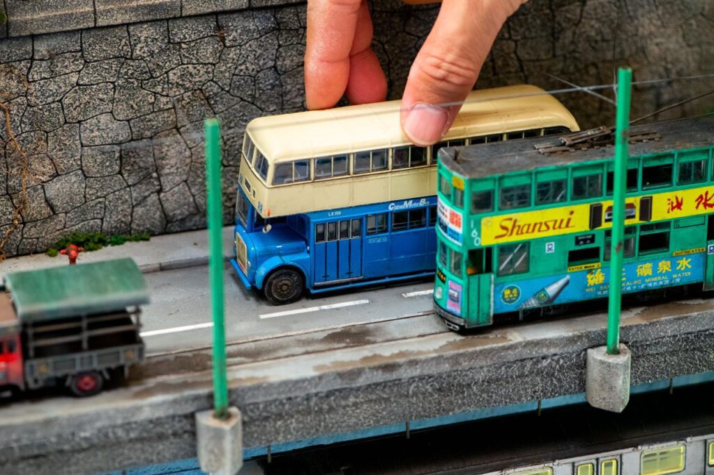 在這個日新月異的城市,當大多數人目光投向未來,有一位藝術家,選擇凝視過去。他用的是雙手、回憶,和一顆無比細膩的心。他是戴佑安(安泰),一位出生於香港、土生土長的藝術創作者,也是「微行動 Mini Movements」的發起人。他的作品沒有聲音,卻能說故事;沒有生命,卻能喚醒人心。