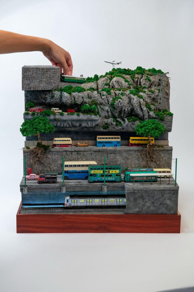 在這個日新月異的城市,當大多數人目光投向未來,有一位藝術家,選擇凝視過去。他用的是雙手、回憶,和一顆無比細膩的心。他是戴佑安(安泰),一位出生於香港、土生土長的藝術創作者,也是「微行動 Mini Movements」的發起人。他的作品沒有聲音,卻能說故事;沒有生命,卻能喚醒人心。