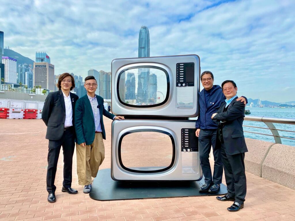 在這個日新月異的城市,當大多數人目光投向未來,有一位藝術家,選擇凝視過去。他用的是雙手、回憶,和一顆無比細膩的心。他是戴佑安(安泰),一位出生於香港、土生土長的藝術創作者,也是「微行動 Mini Movements」的發起人。他的作品沒有聲音,卻能說故事;沒有生命,卻能喚醒人心。