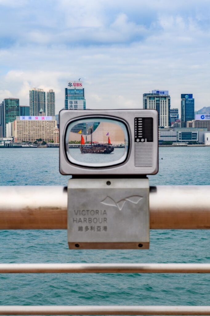 在這個日新月異的城市,當大多數人目光投向未來,有一位藝術家,選擇凝視過去。他用的是雙手、回憶,和一顆無比細膩的心。他是戴佑安(安泰),一位出生於香港、土生土長的藝術創作者,也是「微行動 Mini Movements」的發起人。他的作品沒有聲音,卻能說故事;沒有生命,卻能喚醒人心。