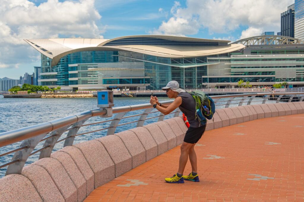 在這個日新月異的城市,當大多數人目光投向未來,有一位藝術家,選擇凝視過去。他用的是雙手、回憶,和一顆無比細膩的心。他是戴佑安(安泰),一位出生於香港、土生土長的藝術創作者,也是「微行動 Mini Movements」的發起人。他的作品沒有聲音,卻能說故事;沒有生命,卻能喚醒人心。